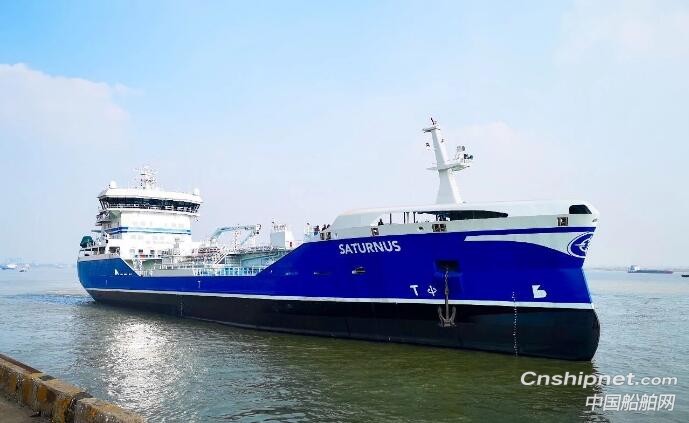 中航鼎衡7999吨化学品船首制船签字交付