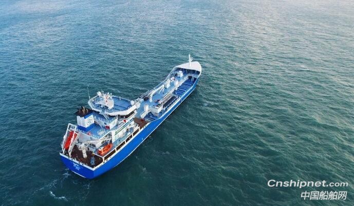 中航鼎衡7999吨化学品船首制船签字交付