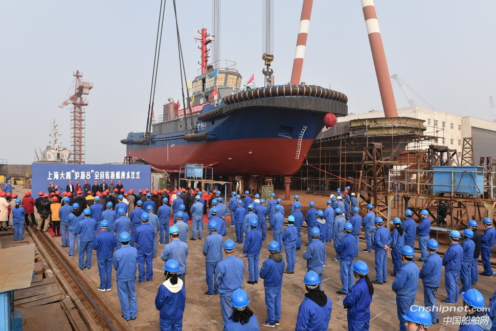 镇江船厂一艘2942kW全回转拖船顺利吊装接水