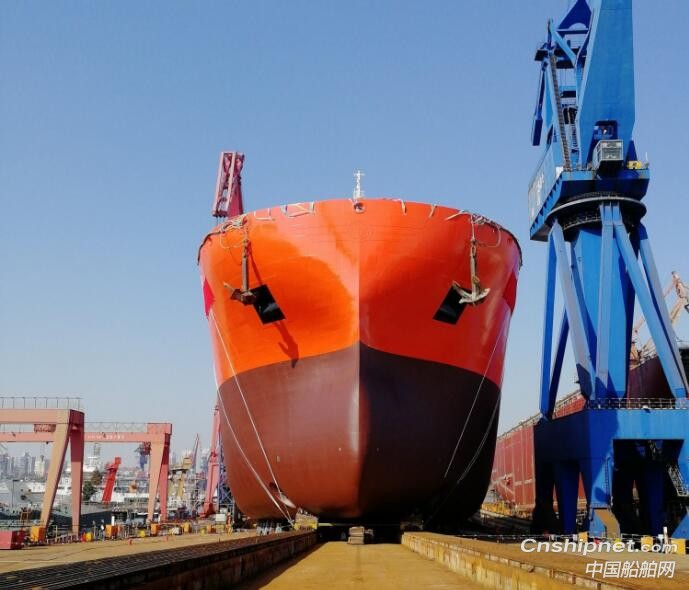 沪东中华49000吨化学品船下水
