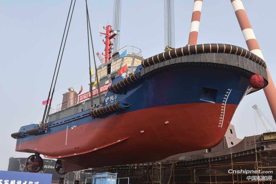 镇江船厂一艘2942kW全回转拖船顺利吊装接水