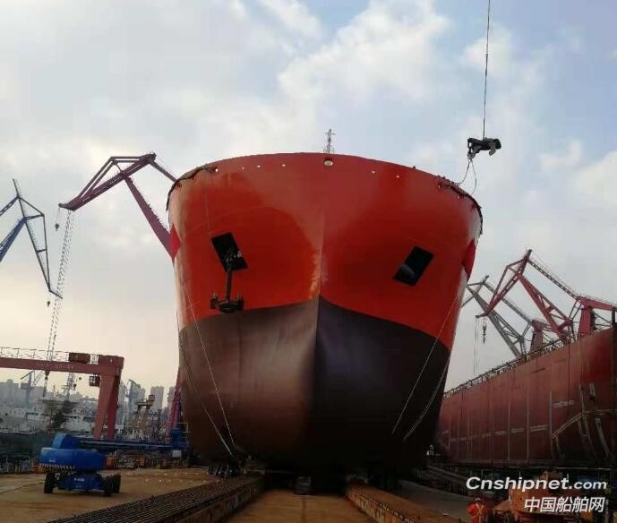 沪东中华49000吨化学品船下水