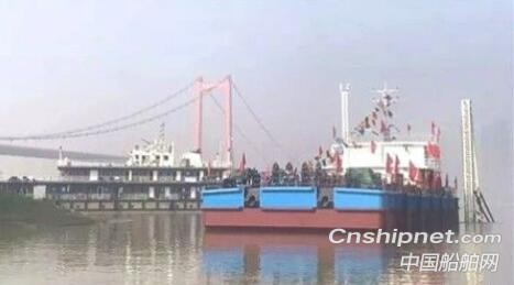 武船40米多功能趸船提前两个月下水