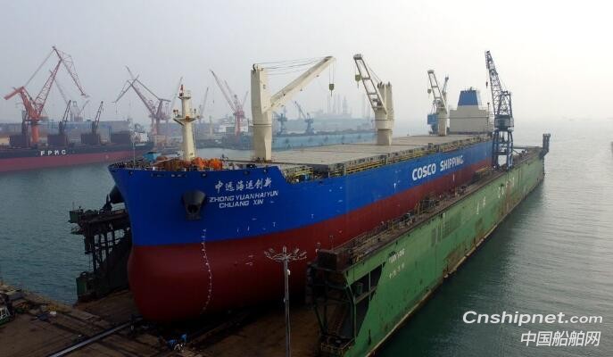 大连中远海运重工6.2万吨多用途纸浆船2号船下水