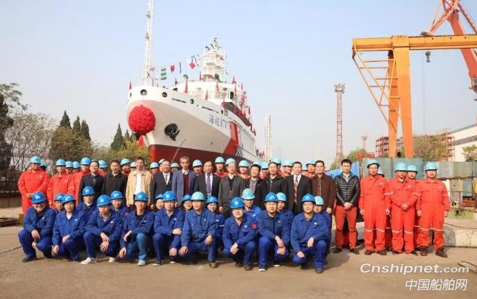 武船1200吨中型航标船下水