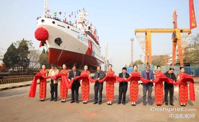 武船1200吨中型航标船下水