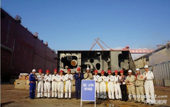 外高桥造船2艘18万吨散货船同坞顺利下坞