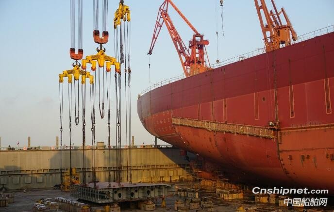 外高桥造船2艘18万吨散货船同坞顺利下坞
