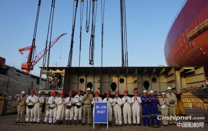 外高桥造船2艘18万吨散货船同坞顺利下坞