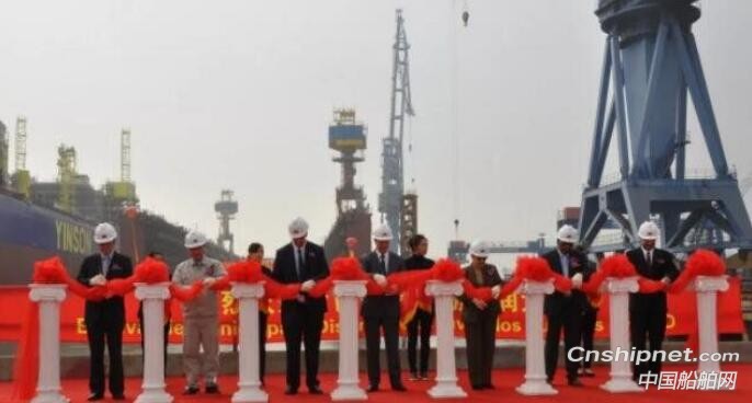 上海华润大东22000吨举力浮船坞顺利出坞