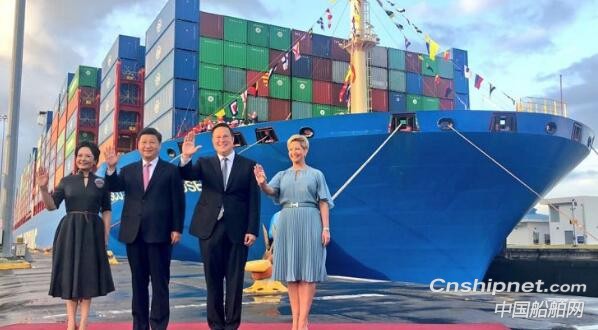 国家主席习近平为“中远海运玫瑰”集装箱船开启船闸