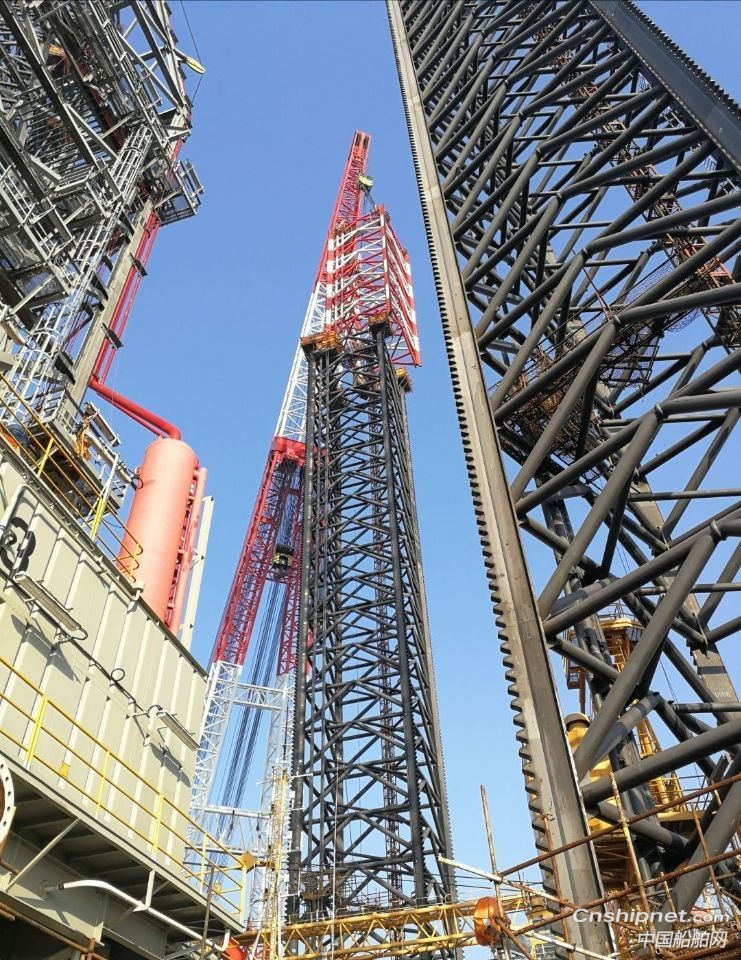 大连中远海运重工顺利完成自升式钻井平台高空桩腿切割工程