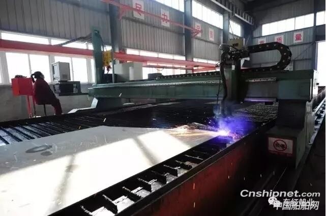 浙江东红船业1330TEU集装箱船顺利点火开工