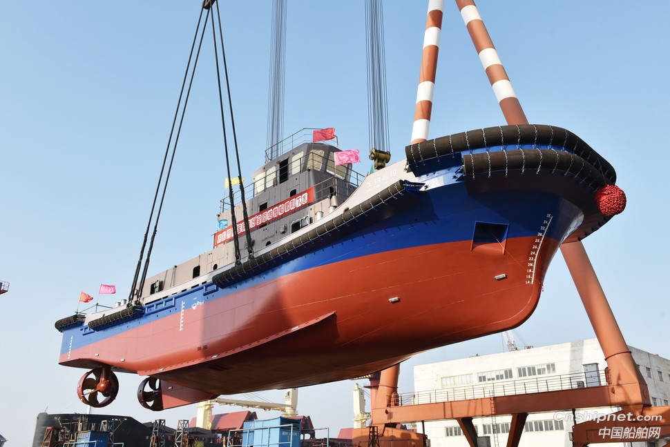 镇江船厂3236kW全回转拖船顺利吊装下水