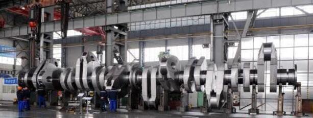 大连华锐曲轴研制的全球最重船用曲轴正式下线出产