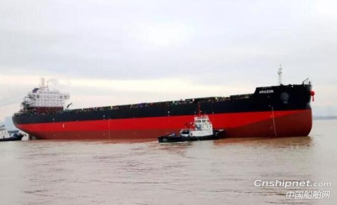 南京金陵船厂81600吨-5号散货船出坞