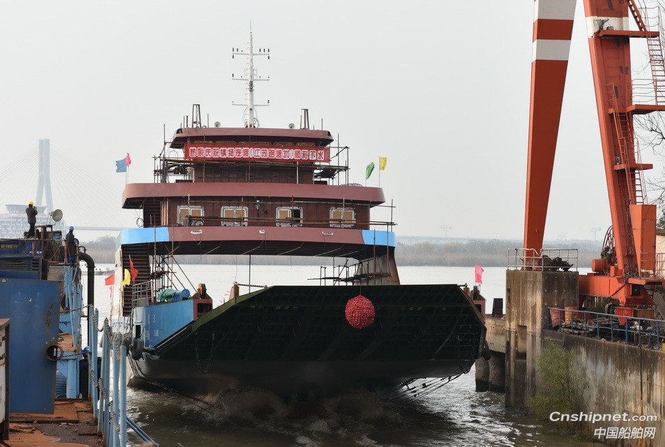 “江苏路渡3015”在镇江船厂顺利下水