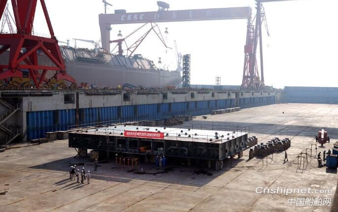 沪东中华首艘22000箱集装箱船2个燃料舱分段入坞
