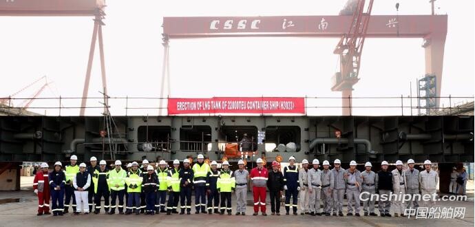 沪东中华首艘22000箱集装箱船2个燃料舱分段入坞