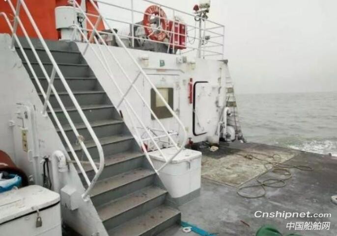 海上捡到一条无人豪华游艇的舟山船老大，拖船回来了！