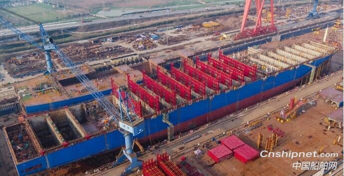 扬州中远海运重工首制40万吨超大型矿砂船开始试航
