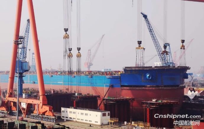扬州中远海运重工首制40万吨超大型矿砂船开始试航