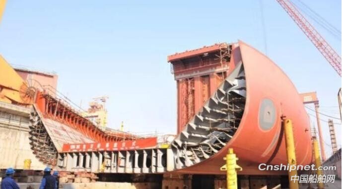 扬子江船业一散货船一集装箱船同日完成进坞搭载