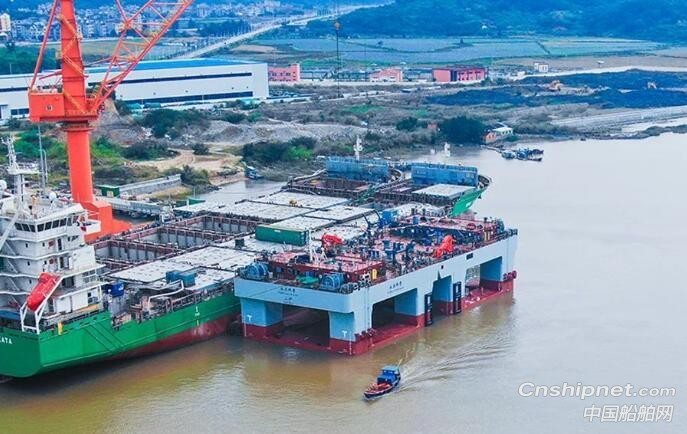 马尾造船15000吨成品油船出坞
