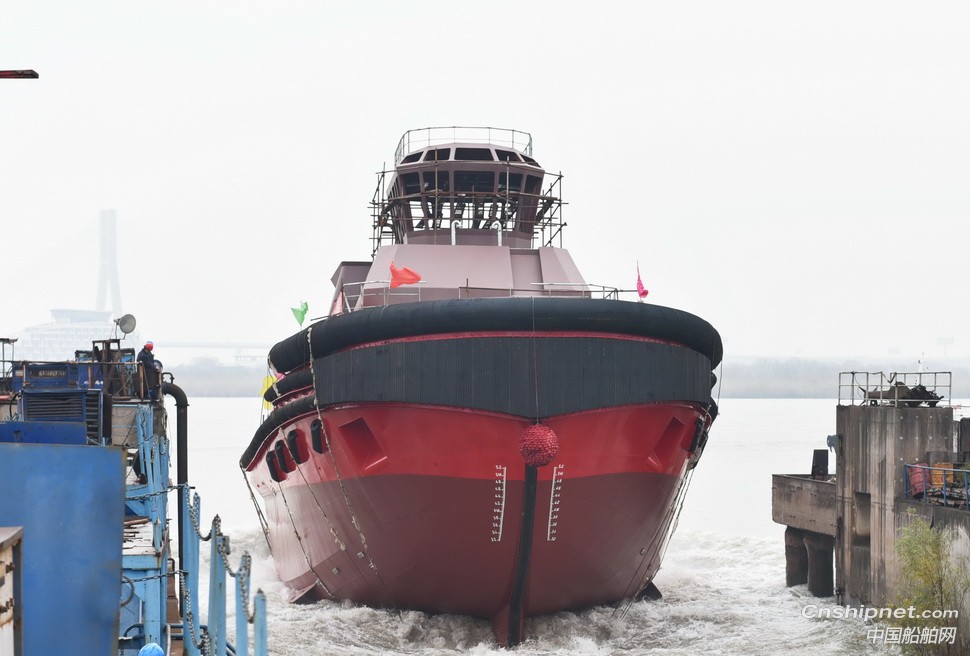 我国港口第一艘双燃料全回转拖船在镇江船厂顺利下水