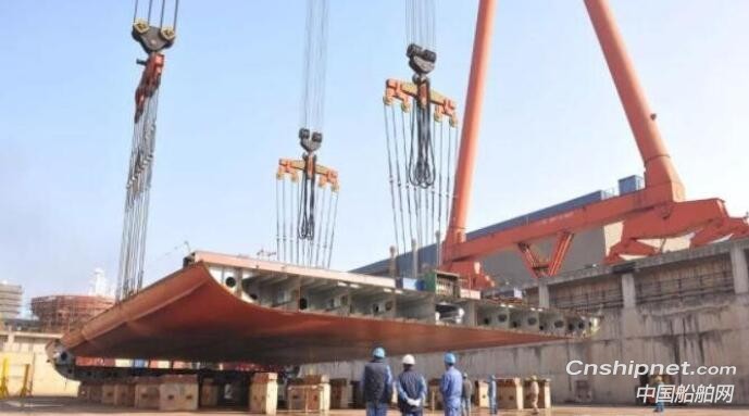 扬子江船业一散货船一集装箱船同日完成进坞搭载