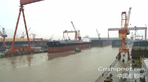 扬子江船业3艘82000DWT散货船同批次出坞