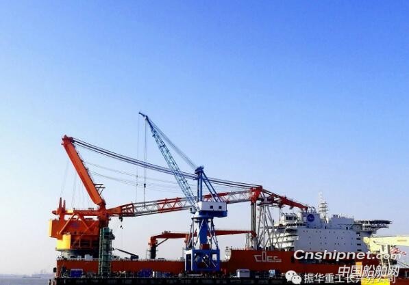 振华重工4500吨全回转起重船人字架放倒功能完成测试