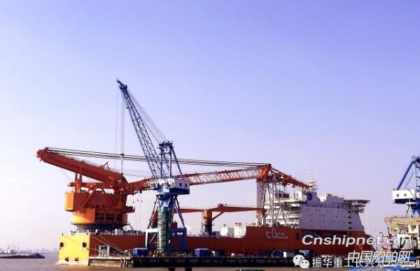 振华重工4500吨全回转起重船人字架放倒功能完成测试