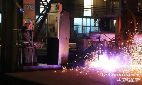 大连中远海运重工3艘6.2万吨多用途纸浆船同时开工