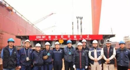 扬子江船业2艘82000DWT散货船同日分别上船台和交付