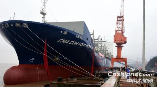 舟山中远海运重工3300TEU集装箱船首制船命名交付