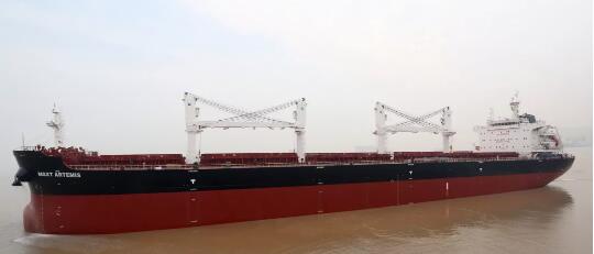 舟山中远海运重工64000DWT散货船成功命名交付