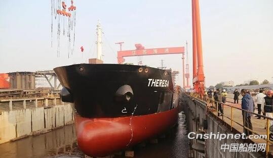 江苏海通海洋工程装备一艘19700吨成品油轮下水