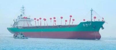 福建立新船舶首制两艘万吨散货船下水