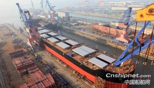新大洋造船82000吨散货船DY6006顺利下水出坞