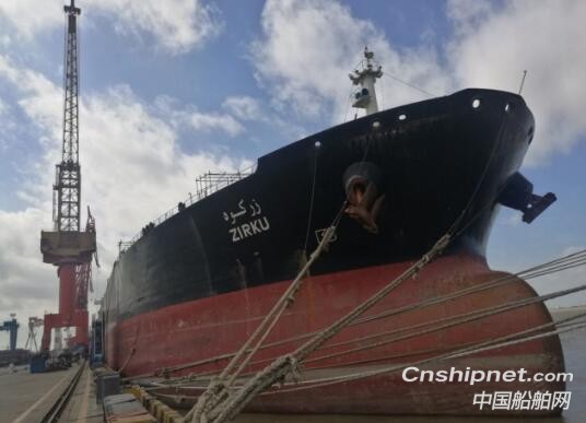 南通中远船务大型油船改自航重大件甲板运输船“振华35”轮顺利开航