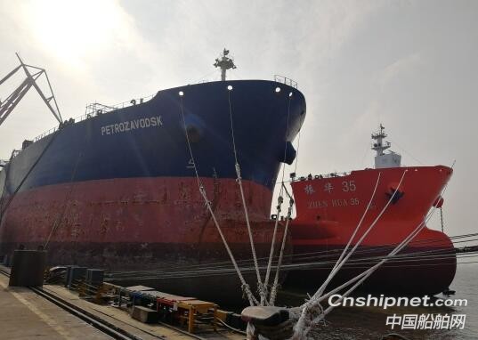 南通中远船务大型油船改自航重大件甲板运输船“振华35”轮顺利开航
