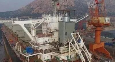 鑫弘重工新年首个船舶脱硫改装项目顺利完成脱硫塔身吊装定位