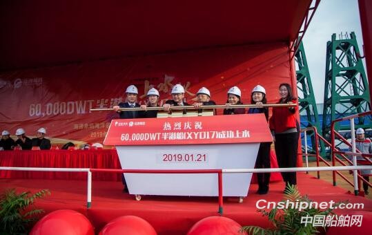 象屿海装60,000DWT半潜船顺利出坞