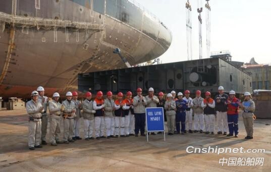 外高桥造船18万吨散货船H1461顺利下坞