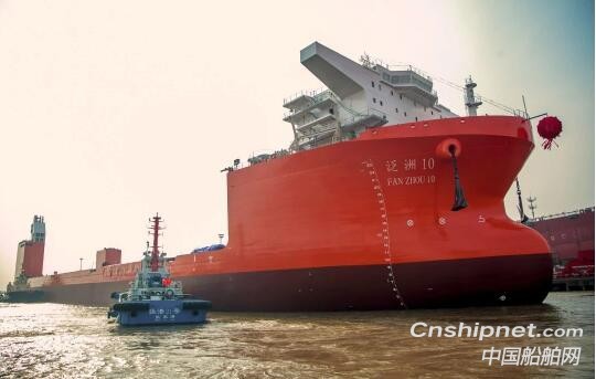 象屿海装60,000DWT半潜船顺利出坞