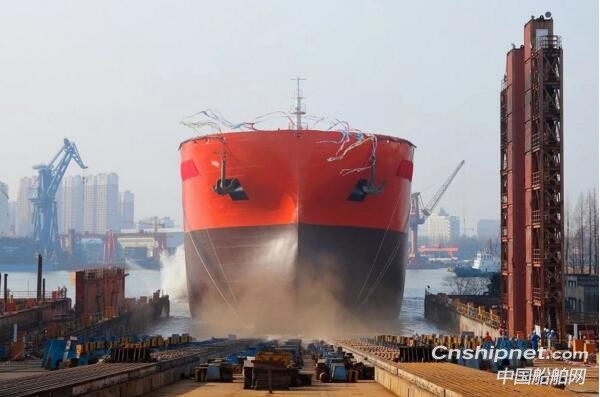 沪东中华第二艘49000吨化学品船顺利下水