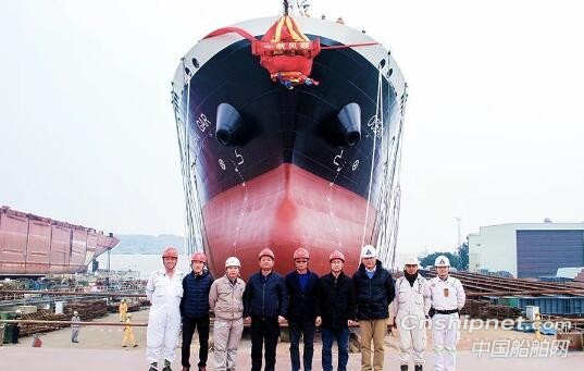 马尾造船一艘11000吨油化船下水