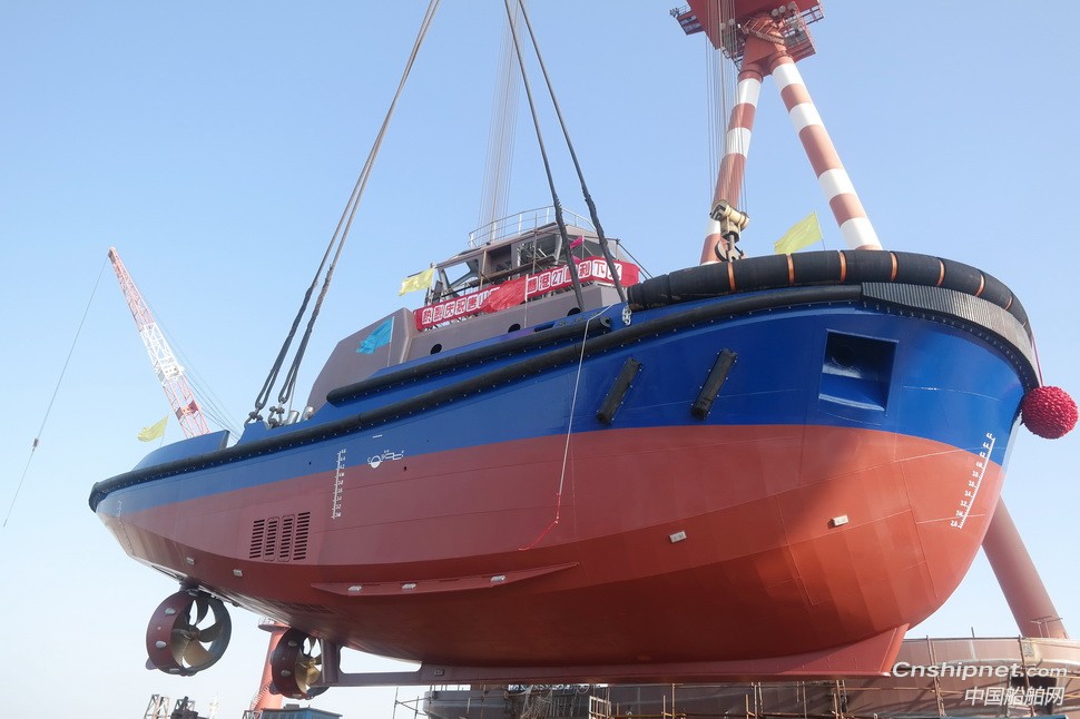 镇江船厂顺利吊装下水2660kW全回转拖船