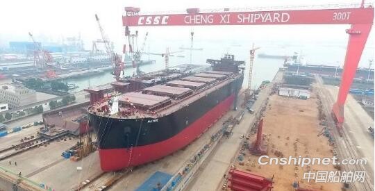 中船澄西首制6.4万吨木屑船顺利下水